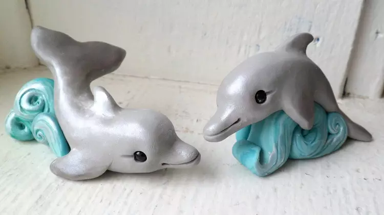 Dolphin o Plasticine: sut i wneud yn gam wrth gam? Sut i wneud dolffin ar y tonnau yn raddol ei wneud eich hun?