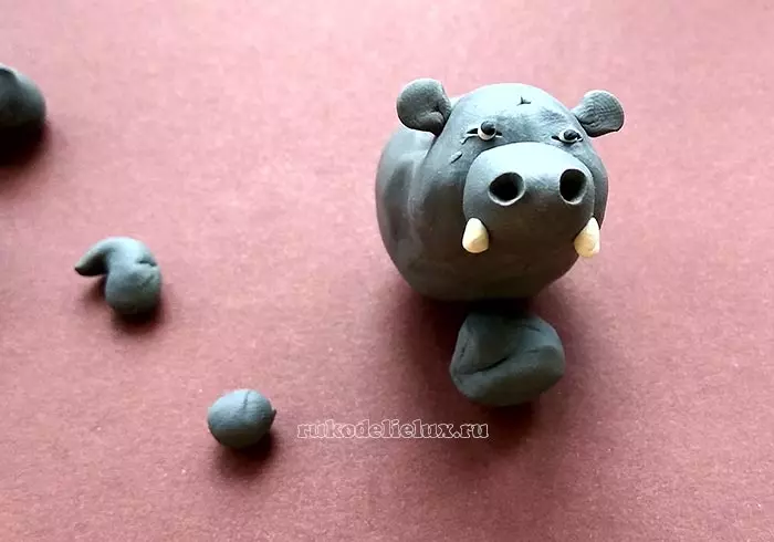 Hippopotamus от пластилин: Как да заслепява мипото стъпка байпас деца? Какво трябва да го направите? 27178_10