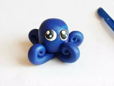 Octopus muovista: Miten tehdä lapset pahvi askel askeleelta? Kuinka tehdä irtotavarana mustekala vaiheessa? Vihjeitä 27180_9
