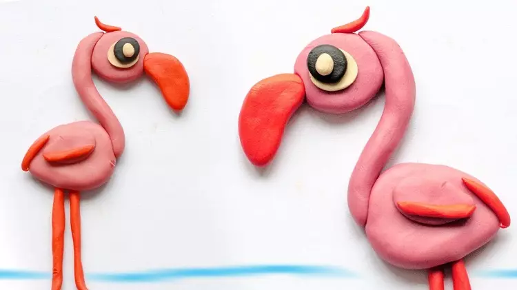 Flamingo de plastilina: kiel fari malsana kun konusoj en stadioj al infanoj? Kiel paŝo pretervojo por fari simplan figuro? Konsiletoj sur metanta