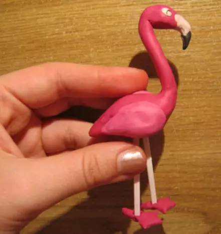 Фламинго от пластилин: Как да се разболеем от конуси в етапи на деца? Как да стъпим байпас, за да направите проста фигура? Съвети за полагане 27181_9