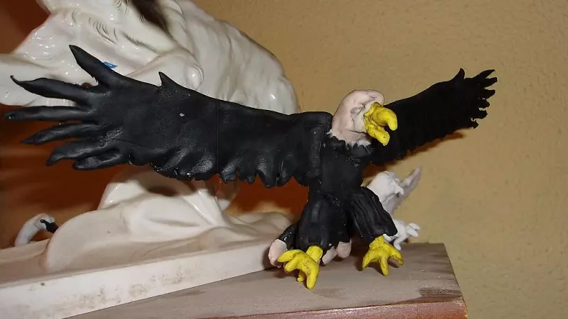 Àguila de plastilina: com fer una senzilla etapes àguila? Com fer-ho amb filferro? Orel puntal assegut en gossa