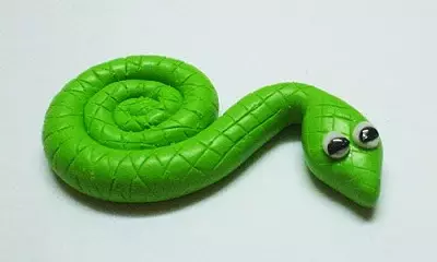 Snake fra plasticine: Hvordan lage det barn gradvis med egne hender på en masterklasse? Hvordan skulpter hodet ditt? Hva er nødvendig for modellering? 27186_15
