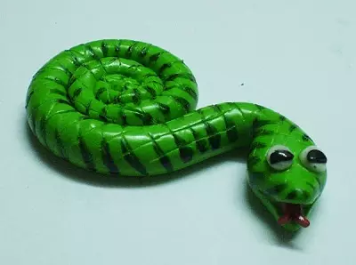 Snake fra plasticine: Hvordan lage det barn gradvis med egne hender på en masterklasse? Hvordan skulpter hodet ditt? Hva er nødvendig for modellering? 27186_18