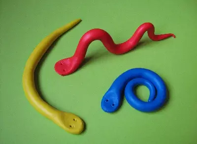 Snake fra plasticine: Hvordan lage det barn gradvis med egne hender på en masterklasse? Hvordan skulpter hodet ditt? Hva er nødvendig for modellering? 27186_3