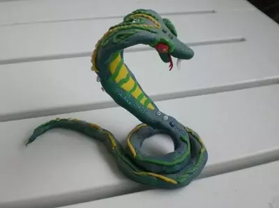 Snake fra plasticine: Hvordan lage det barn gradvis med egne hender på en masterklasse? Hvordan skulpter hodet ditt? Hva er nødvendig for modellering? 27186_4