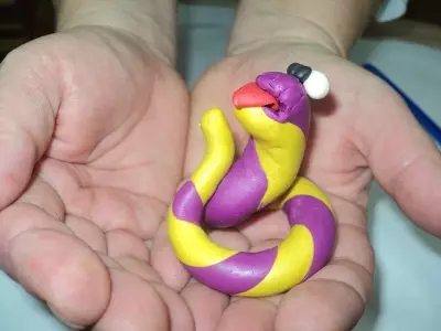 Snake fra plasticine: Hvordan lage det barn gradvis med egne hender på en masterklasse? Hvordan skulpter hodet ditt? Hva er nødvendig for modellering? 27186_5