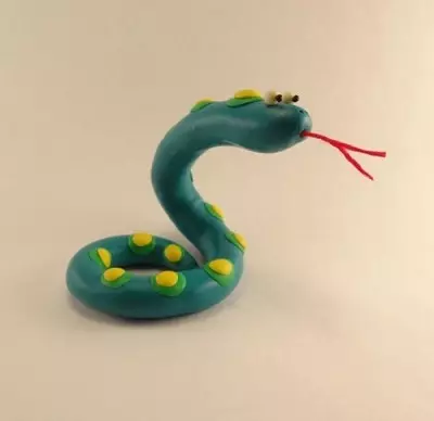 Snake fra plasticine: Hvordan lage det barn gradvis med egne hender på en masterklasse? Hvordan skulpter hodet ditt? Hva er nødvendig for modellering? 27186_6