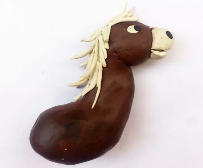 Άλογο από πλαστελίνη (41 φωτογραφίες): Πώς να φτιάξετε ένα άλογο με ένα συρματόπλεγμα; Πώς να κάνετε για τα παιδιά με τα χέρια σας; Πώς να γλιστρήσει το κεφάλι σου; 27189_20