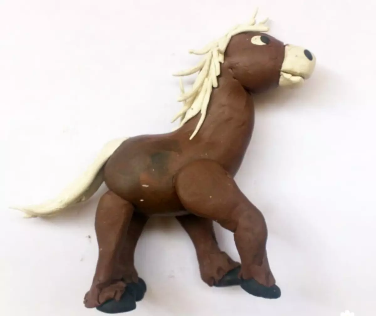 Άλογο από πλαστελίνη (41 φωτογραφίες): Πώς να φτιάξετε ένα άλογο με ένα συρματόπλεγμα; Πώς να κάνετε για τα παιδιά με τα χέρια σας; Πώς να γλιστρήσει το κεφάλι σου; 27189_22