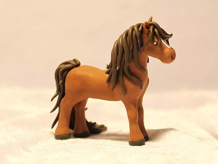Άλογο από πλαστελίνη (41 φωτογραφίες): Πώς να φτιάξετε ένα άλογο με ένα συρματόπλεγμα; Πώς να κάνετε για τα παιδιά με τα χέρια σας; Πώς να γλιστρήσει το κεφάλι σου; 27189_3