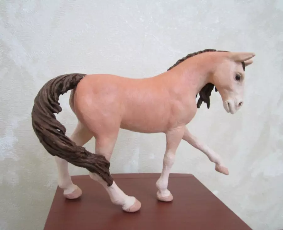 Άλογο από πλαστελίνη (41 φωτογραφίες): Πώς να φτιάξετε ένα άλογο με ένα συρματόπλεγμα; Πώς να κάνετε για τα παιδιά με τα χέρια σας; Πώς να γλιστρήσει το κεφάλι σου; 27189_4