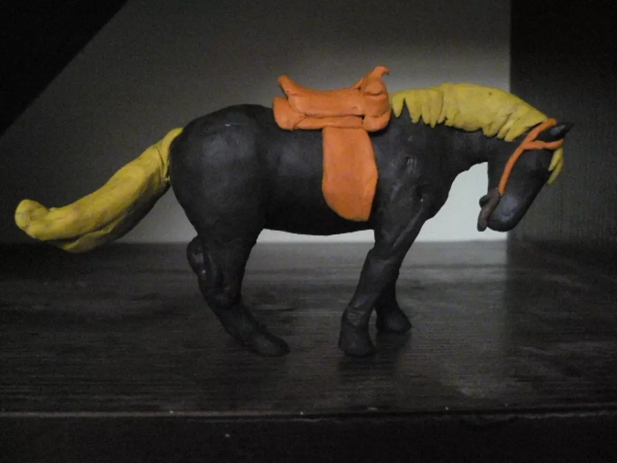 Άλογο από πλαστελίνη (41 φωτογραφίες): Πώς να φτιάξετε ένα άλογο με ένα συρματόπλεγμα; Πώς να κάνετε για τα παιδιά με τα χέρια σας; Πώς να γλιστρήσει το κεφάλι σου; 27189_5