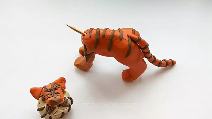 Τίγρη από πλαστελίνη: Πώς να φτιάξετε μια τίγρη των παιδιών παράκαμψης βημάτων; Πώς να φτιάξετε ένα saber-chap και λευκό τίγρη με τα χέρια σας; 27190_12