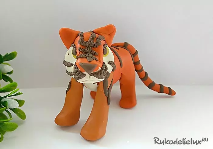 Τίγρη από πλαστελίνη: Πώς να φτιάξετε μια τίγρη των παιδιών παράκαμψης βημάτων; Πώς να φτιάξετε ένα saber-chap και λευκό τίγρη με τα χέρια σας; 27190_15