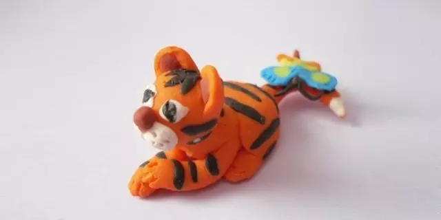 Tigre mula sa plasticine: Paano gumawa ng isang tigre ng mga bata sa bypass na bata? Paano gumawa ng saber-chap at puting tigre sa iyong sariling mga kamay? 27190_17