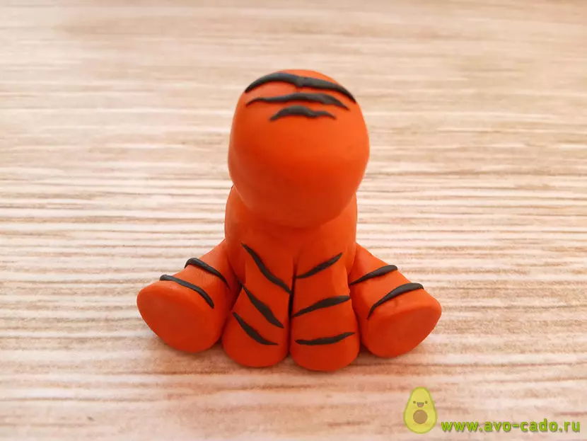 Tigre mula sa plasticine: Paano gumawa ng isang tigre ng mga bata sa bypass na bata? Paano gumawa ng saber-chap at puting tigre sa iyong sariling mga kamay? 27190_22