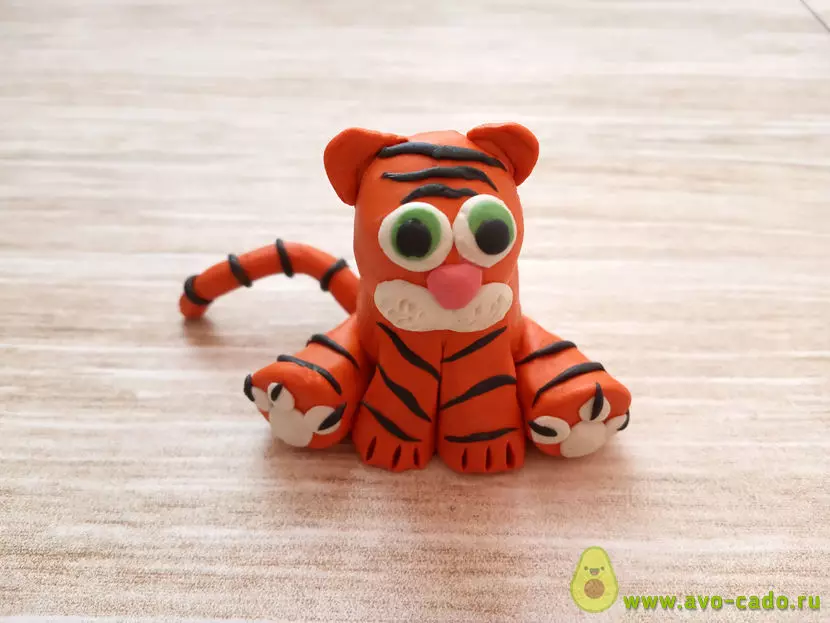 Тигър от пластилин: как да се направи тигър на крачка обходни деца? Как да си направим дрънкане на симпатяга и бял тигър със собствените си ръце? 27190_25