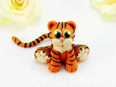 Тигър от пластилин: как да се направи тигър на крачка обходни деца? Как да си направим дрънкане на симпатяга и бял тигър със собствените си ръце? 27190_3