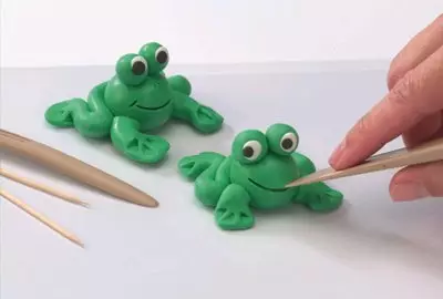 Plastiline Frog (57 fotos): ¿Cómo hacer una princesa de rana para niños paso a paso? ¿Cómo hacerla en un estanque con Lily? Fashed Belling Frogs de conos y plastilina. 27191_10