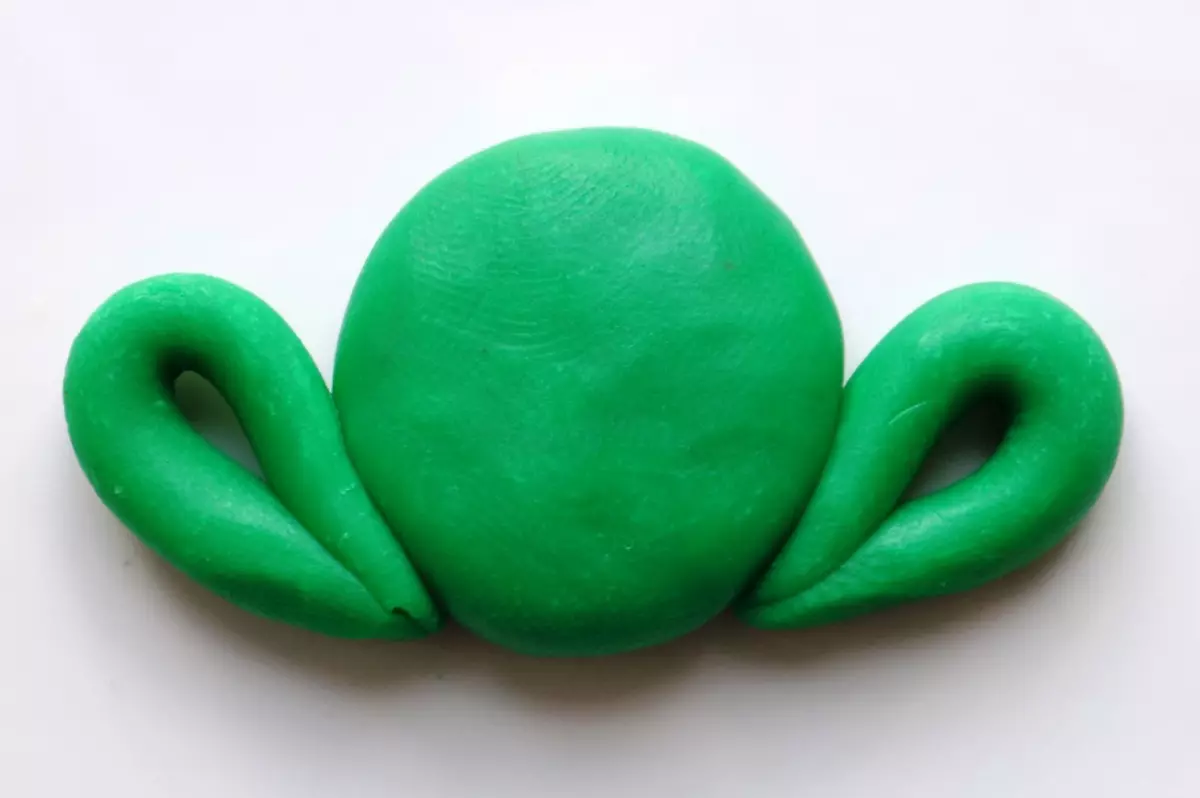 Plasticine Frog (57 fotot): Kuidas teha konn-printsess lastele samm-sammult? Kuidas teha talle tiigi liilia? Faasitud belling konnad koonusest ja plastiliinist 27191_15