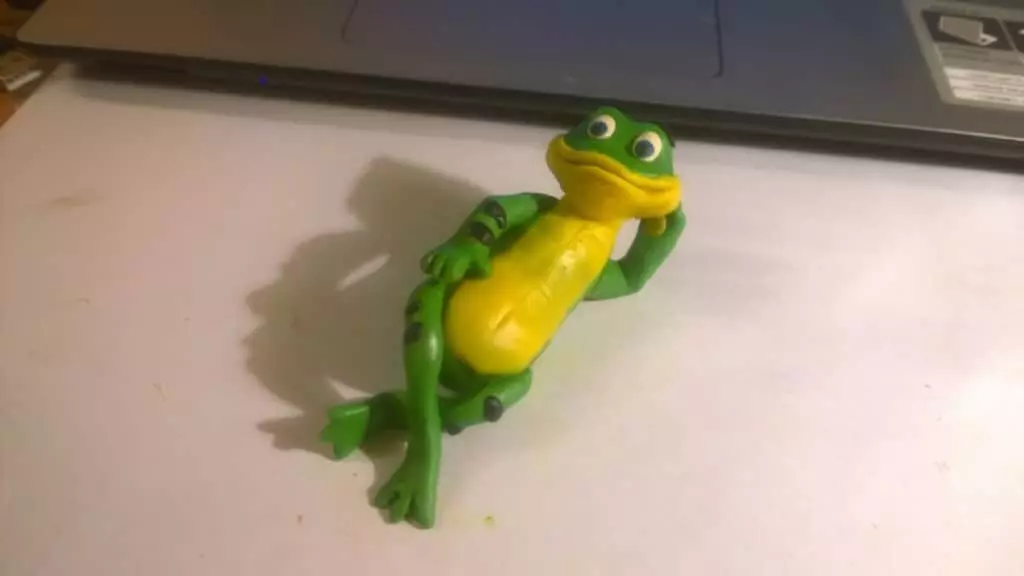 Жаба з пластиліну (57 фото): як зліпити жабу-царівну для дітей покроково? Як зробити її на ставку з лілією? Поетапна ліплення жаби з шишок та пластиліну 27191_19