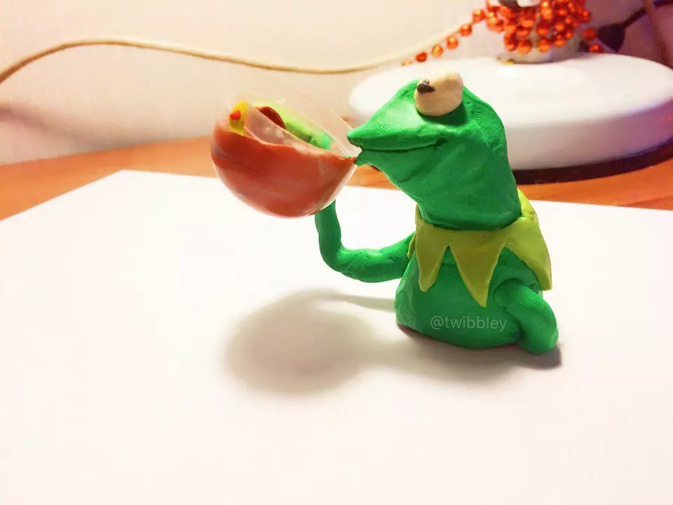 Plasticine Frog (57 fotot): Kuidas teha konn-printsess lastele samm-sammult? Kuidas teha talle tiigi liilia? Faasitud belling konnad koonusest ja plastiliinist 27191_21