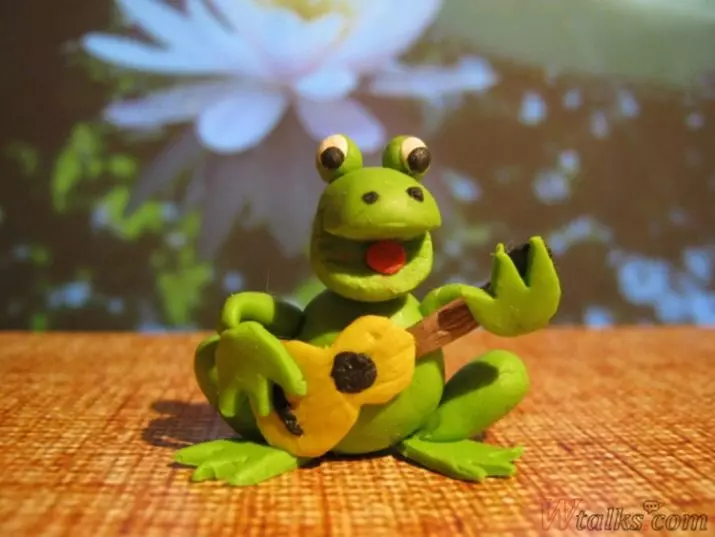 Пластилин жаба (57 снимки): Как да си направим една жаба-принцеса за деца стъпка по стъпка? Как да си направим на езерце с Лили? Поетапно разширяване с жаби от шишарки и пластелин 27191_23