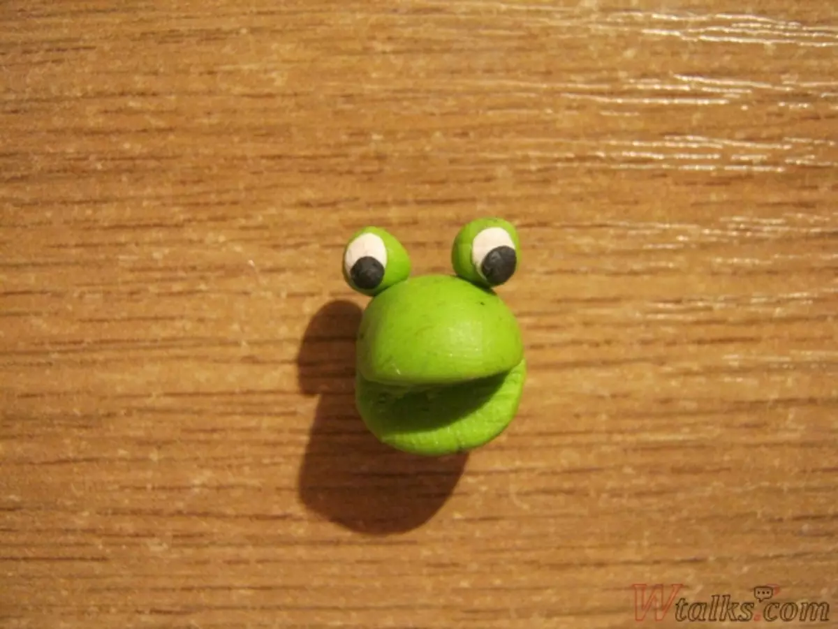 Пластилин жаба (57 снимки): Как да си направим една жаба-принцеса за деца стъпка по стъпка? Как да си направим на езерце с Лили? Поетапно разширяване с жаби от шишарки и пластелин 27191_27