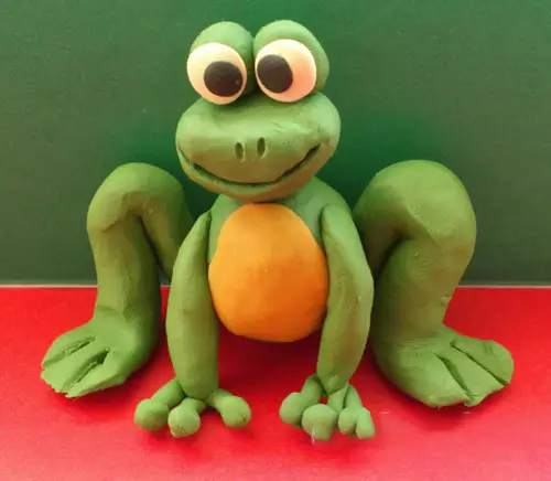 Пластилин жаба (57 снимки): Как да си направим една жаба-принцеса за деца стъпка по стъпка? Как да си направим на езерце с Лили? Поетапно разширяване с жаби от шишарки и пластелин 27191_3