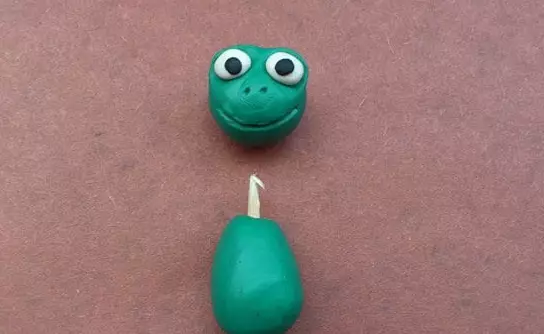 Жаба з пластиліну (57 фото): як зліпити жабу-царівну для дітей покроково? Як зробити її на ставку з лілією? Поетапна ліплення жаби з шишок та пластиліну 27191_31
