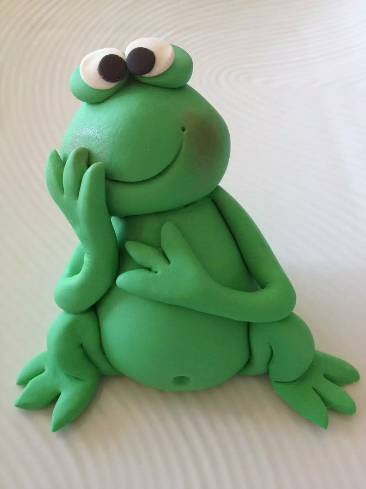 Plastiline Frog (57 fotos): ¿Cómo hacer una princesa de rana para niños paso a paso? ¿Cómo hacerla en un estanque con Lily? Fashed Belling Frogs de conos y plastilina. 27191_34