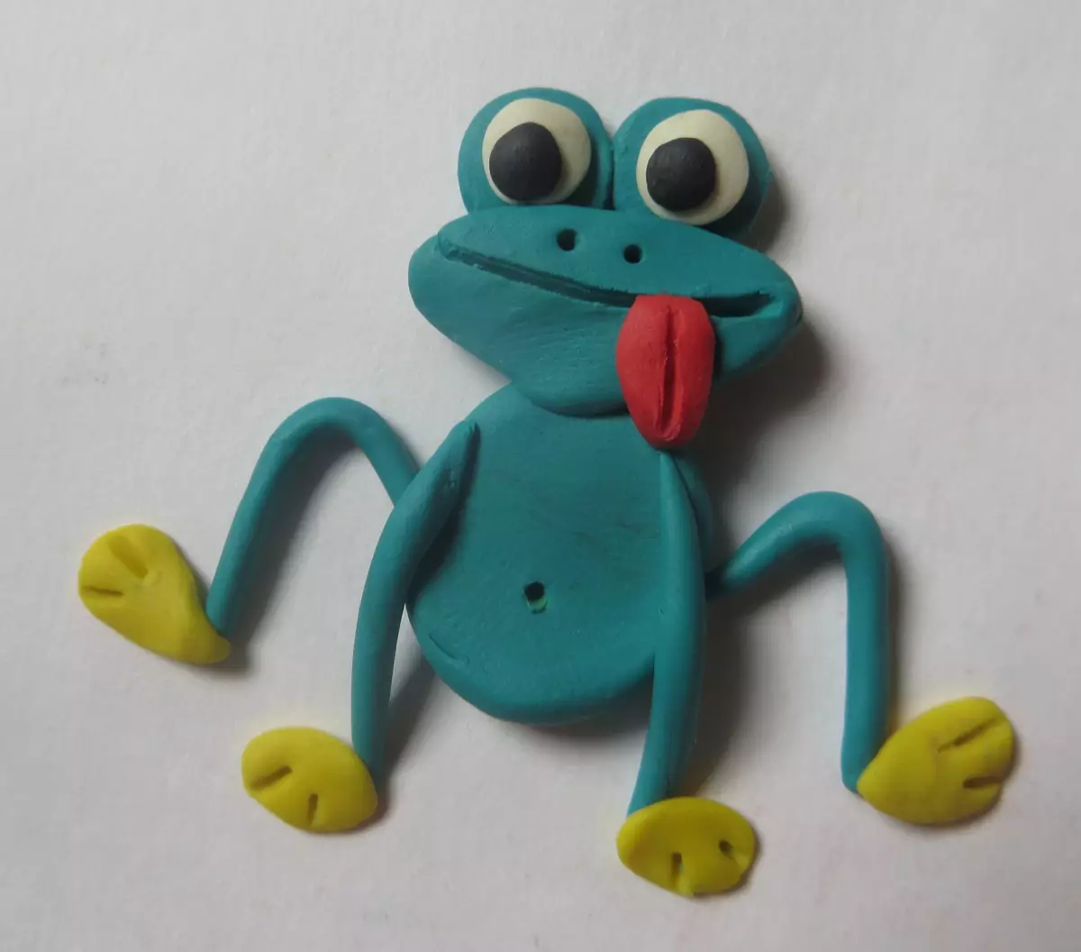 Пластинска жаба (57 фотографии): Како да се направи жаба-принцеза за деца чекор по чекор? Како да ја направите на езерцето со Лили? Постепено ѕвони жаби од конуси и пластилин 27191_35