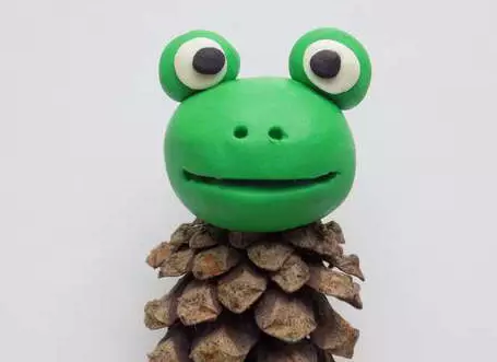 Plasticine Frog (57 fotot): Kuidas teha konn-printsess lastele samm-sammult? Kuidas teha talle tiigi liilia? Faasitud belling konnad koonusest ja plastiliinist 27191_38