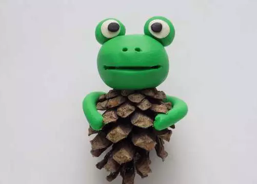 Plasticine Frog (57 valokuvaa): Kuinka tehdä sammakko-prinsessa lapsille askel askeleelta? Kuinka tehdä hänelle lampi lilja? Vaiheittaiset kellot sammakot kartioista ja muovia 27191_39