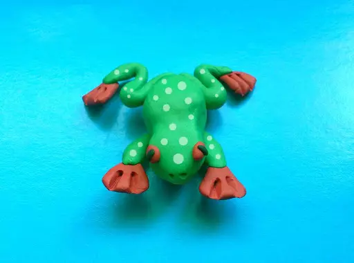 Plasticine Frog (57 foto's): Hoe om 'n padda-prinses vir kinders stap vir stap te maak? Hoe om haar op 'n dam met lelie te maak? Gefaseerde belling paddas van keëltjies en plastiek 27191_4