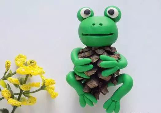 Familitaire Frog (57 photos): Comment faire une princesse grenouille pour les enfants étape par étape? Comment la faire sur un étang avec Lily? Grenouilles bécoltées progressivement des cônes et de la pâte à modeler 27191_40