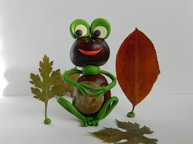 Plasteline Frog (57 fotografií): Ako urobiť žabu-princezná pre deti krok za krokom? Ako ju urobiť na rybníku s ľalia? Fázované zvončeky z kužeľov a plastelínu 27191_44