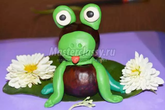Жаба з пластиліну (57 фото): як зліпити жабу-царівну для дітей покроково? Як зробити її на ставку з лілією? Поетапна ліплення жаби з шишок та пластиліну 27191_46