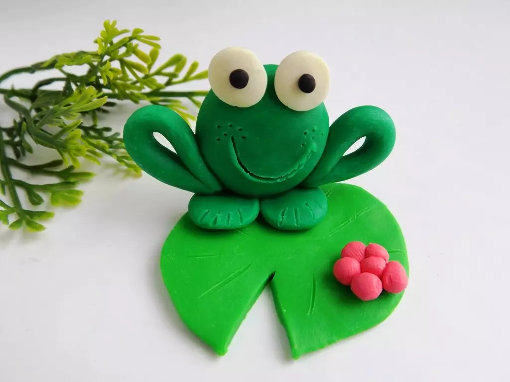 Plasticine Frog (57 fotot): Kuidas teha konn-printsess lastele samm-sammult? Kuidas teha talle tiigi liilia? Faasitud belling konnad koonusest ja plastiliinist 27191_7