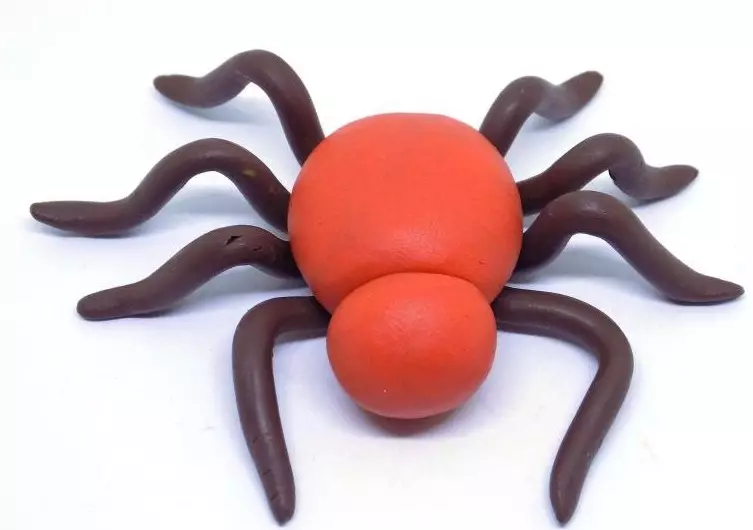 עכביש מחוץ plasticine (36 תמונות): איך לעשות עכביש פשוט לילדים עם הידיים שלהם? איך לעשות צעד לעקוף עכביש באינטרנט? גרסאות אחרות של דוגמנות 27193_14