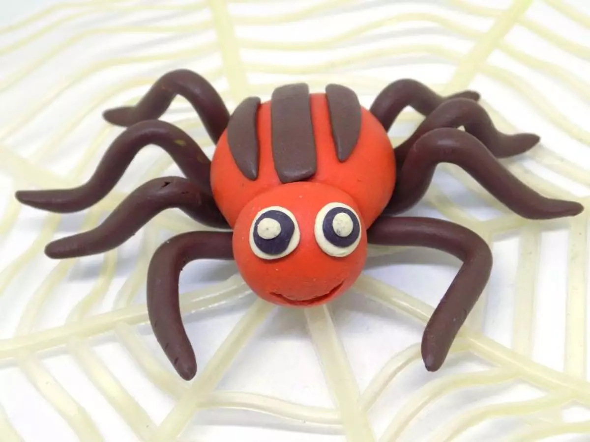 Araña de plastilina (36 fotos): cómo hacer una araña simple para los niños con sus propias manos? Como hacer una araña de derivación paso en una red? Otras versiones de modelado 27193_15