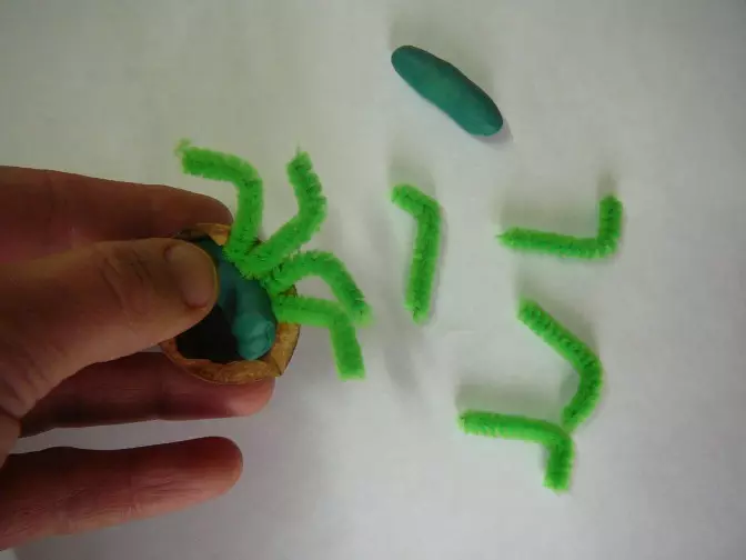 עכביש מחוץ plasticine (36 תמונות): איך לעשות עכביש פשוט לילדים עם הידיים שלהם? איך לעשות צעד לעקוף עכביש באינטרנט? גרסאות אחרות של דוגמנות 27193_17