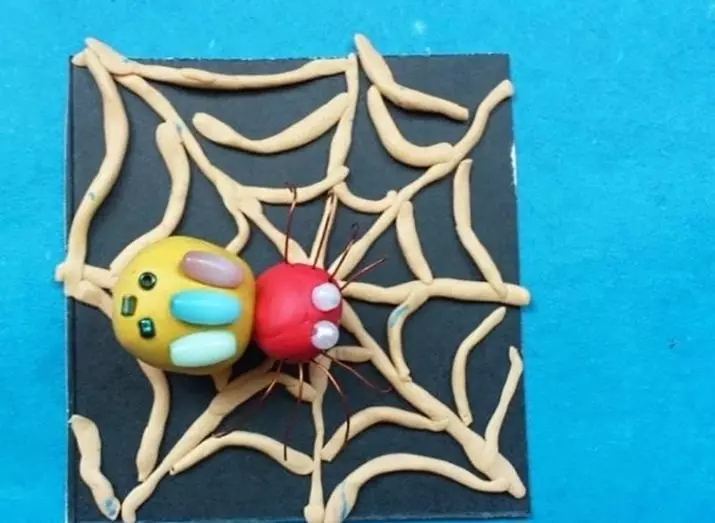 Araña de plastilina (36 fotos): cómo hacer una araña simple para los niños con sus propias manos? Como hacer una araña de derivación paso en una red? Otras versiones de modelado 27193_19