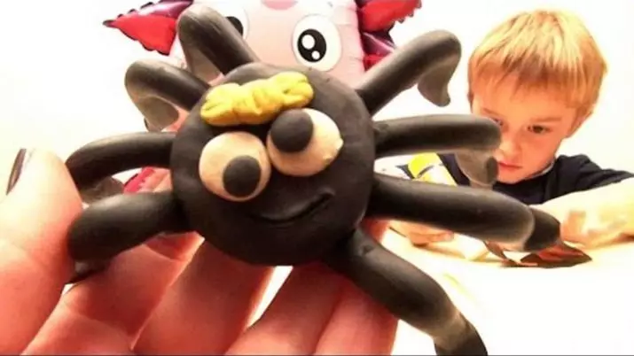 Araña de plastilina (36 fotos): cómo hacer una araña simple para los niños con sus propias manos? Como hacer una araña de derivación paso en una red? Otras versiones de modelado 27193_2