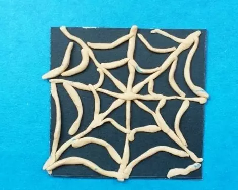 Spider out of plasticine (36 photos): how to make a simple spider for children with their own hands? How to make a step bypass spider on a web? Other versions of modeling 27193_21