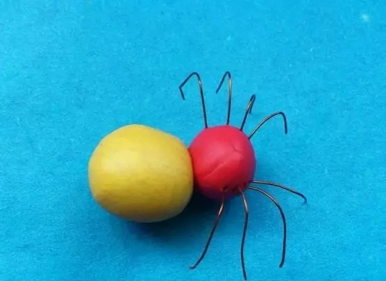 עכביש מחוץ plasticine (36 תמונות): איך לעשות עכביש פשוט לילדים עם הידיים שלהם? איך לעשות צעד לעקוף עכביש באינטרנט? גרסאות אחרות של דוגמנות 27193_23