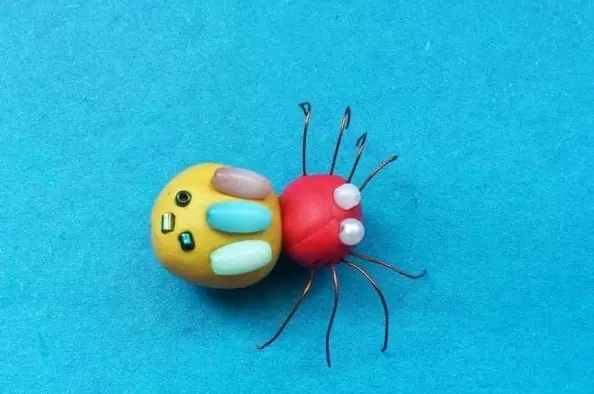 Spider out of plasticine (36 photos): how to make a simple spider for children with their own hands? How to make a step bypass spider on a web? Other versions of modeling 27193_24