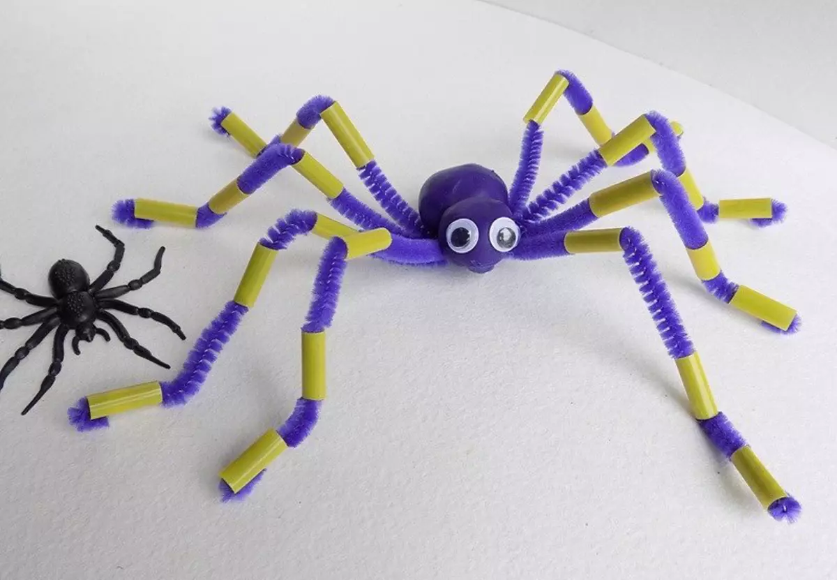 Spider out of plasticine (36 photos): how to make a simple spider for children with their own hands? How to make a step bypass spider on a web? Other versions of modeling 27193_3