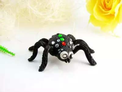 Spider out of plasticine (36 photos): how to make a simple spider for children with their own hands? How to make a step bypass spider on a web? Other versions of modeling 27193_36